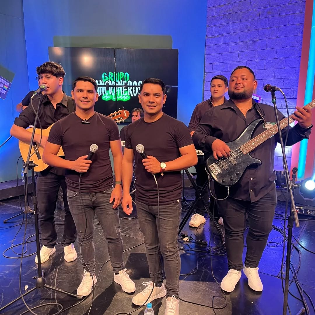 (VIDEO) ¡Lluvia, rayos, corte de luz… y la gente seguía bailando con Los Gemelos Pitufos!