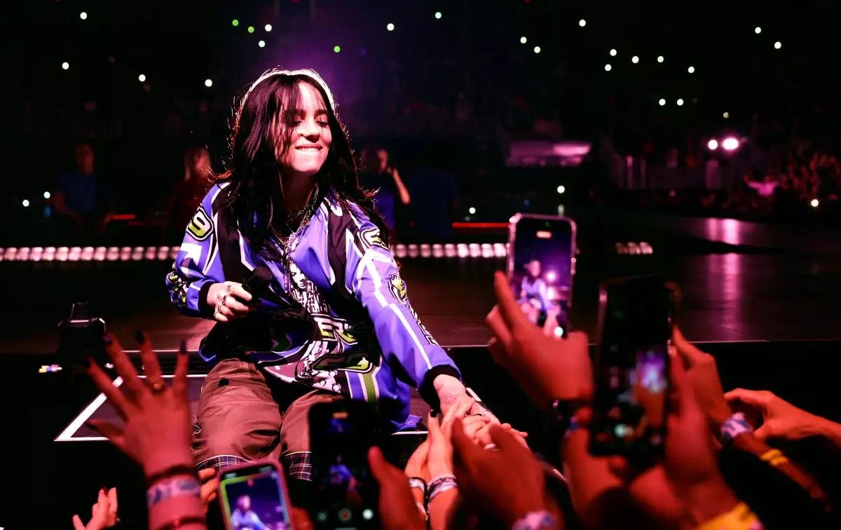 (VIDEO) ¡La cantante Billie Eilish sufre agresión de un fan durante su concierto en Miami!