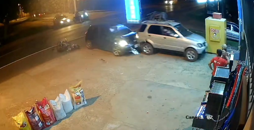 Choque entre moto y auto, dejó a conductor machucado