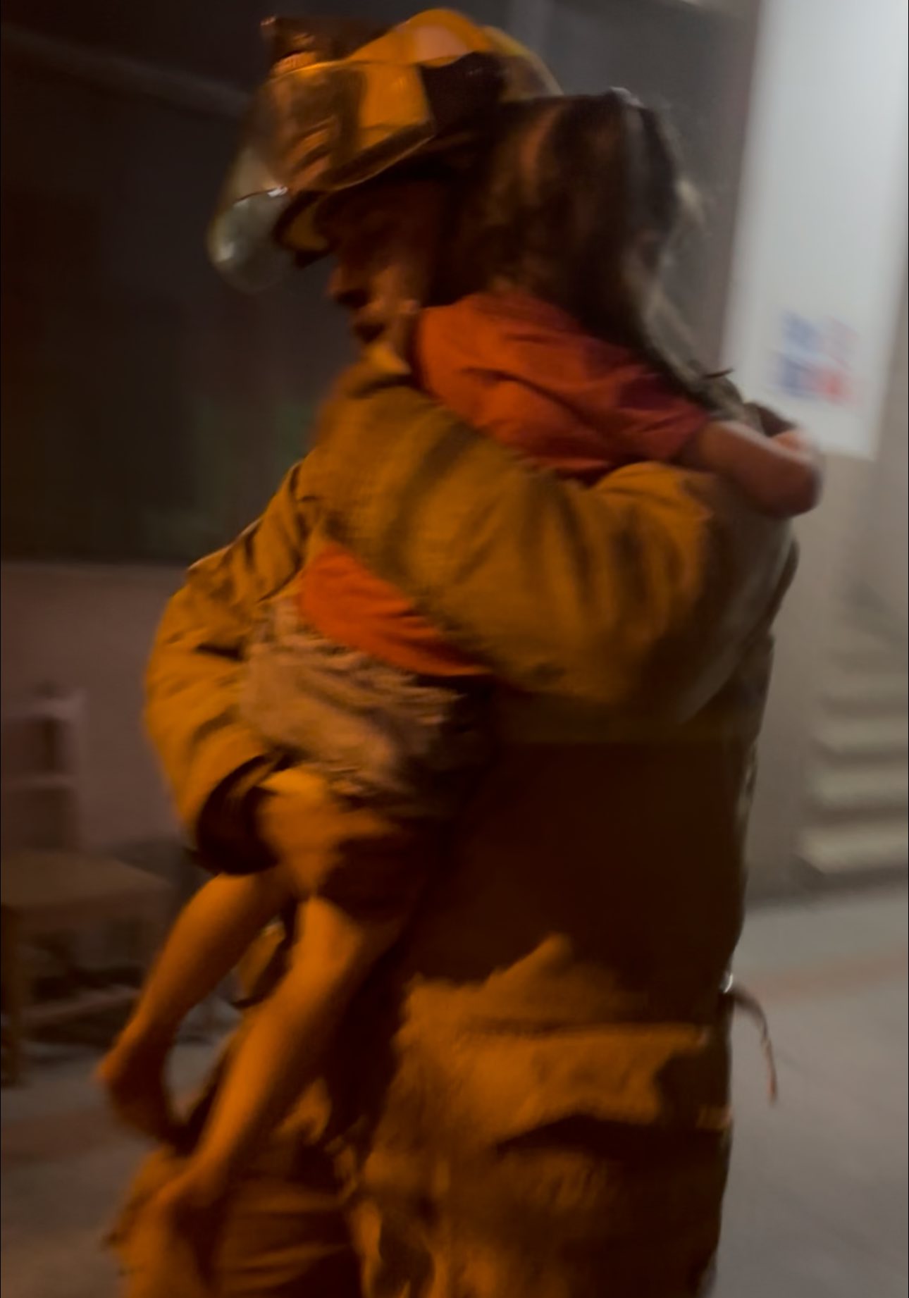 Foto del bombero con niña rescatada del edificio del horror causó admiración