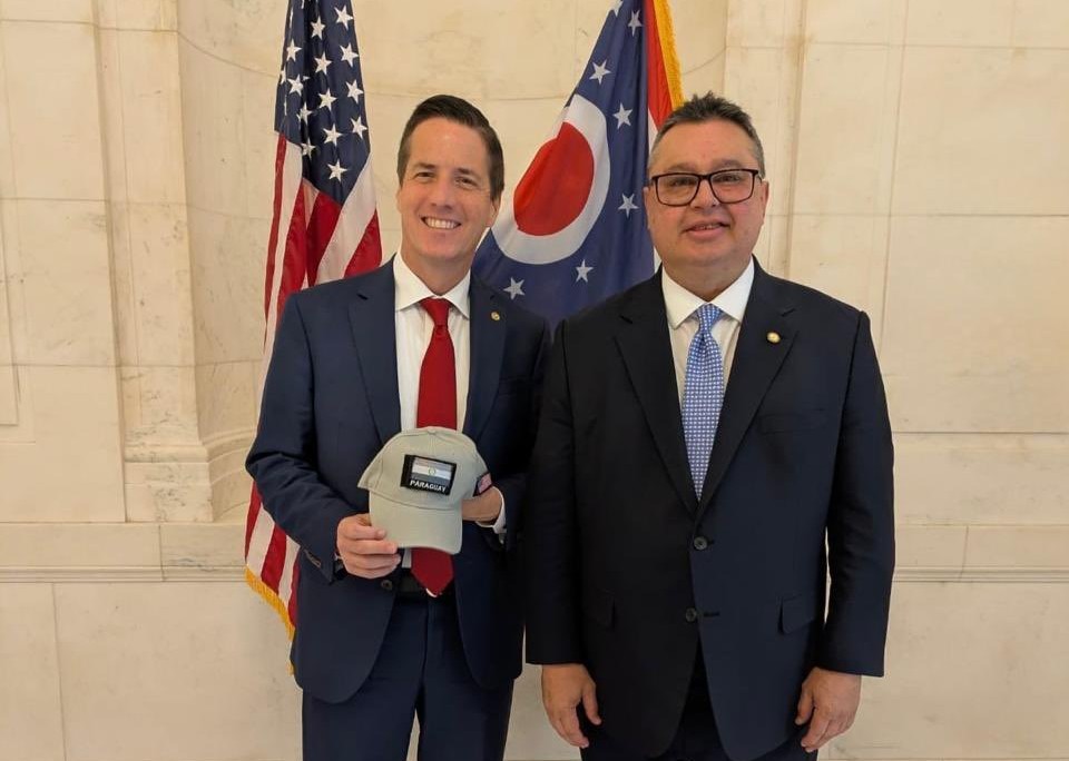 (VIDEO) Onda Trump, embajador Leite regala kepis a capos yankis