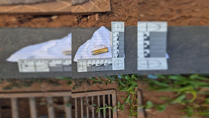 (VIDEO). Un hombre lanza una bomba molotov contra la casa de un periodista