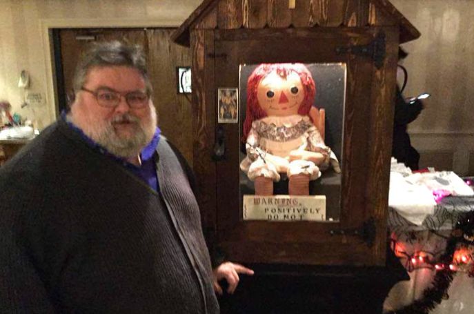 ¡Miedazo! El heredero de Annabelle visitó el cementerio de Recoleta