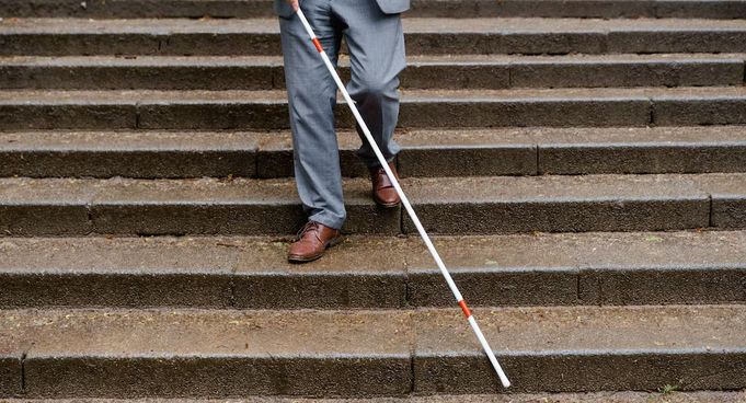 Fingió ser ciego durante 50 años y estafó más de un millón de euros al Estado italiano: así lo descubrieron