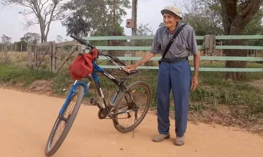 Abuelo de 86 años sorprende porque anda en bici por San Pedro