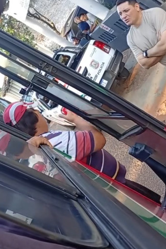 Un hombre bloqueó la puerta de un colectivo, gritó a los pasajeros y el chofer tuvo que llevarlo directo a la Policía