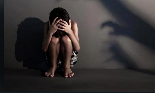 Acusan a una mujer por maltrato sistemático a su hijo de cuatro años