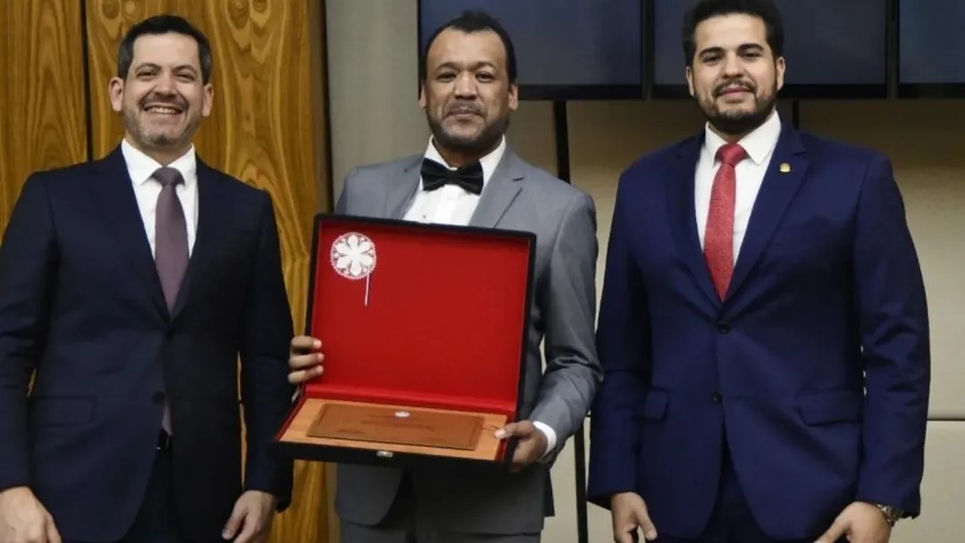 (GALERÍA) ¡Gustavo Cabaña fue condecorado por Diputados!