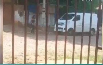 ¡Re loca destrozó camioneta a pedradas en San Lorenzo!