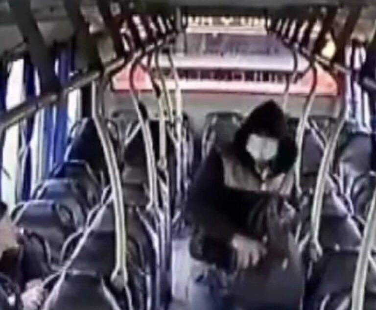 ¡Luis Miguel era el depravado del micro!: Se entregó con su abogado