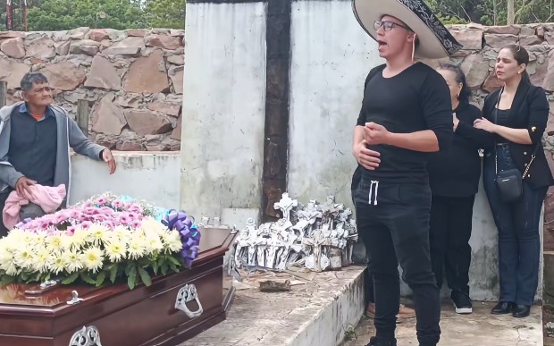 Despidió a su papá con “Sigo siendo el rey” y emocionó al rollo