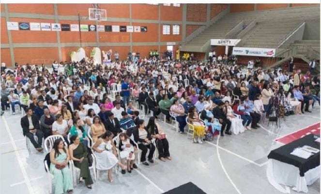 Muy emotivo casorio de 104 parejas en Coronel Oviedo