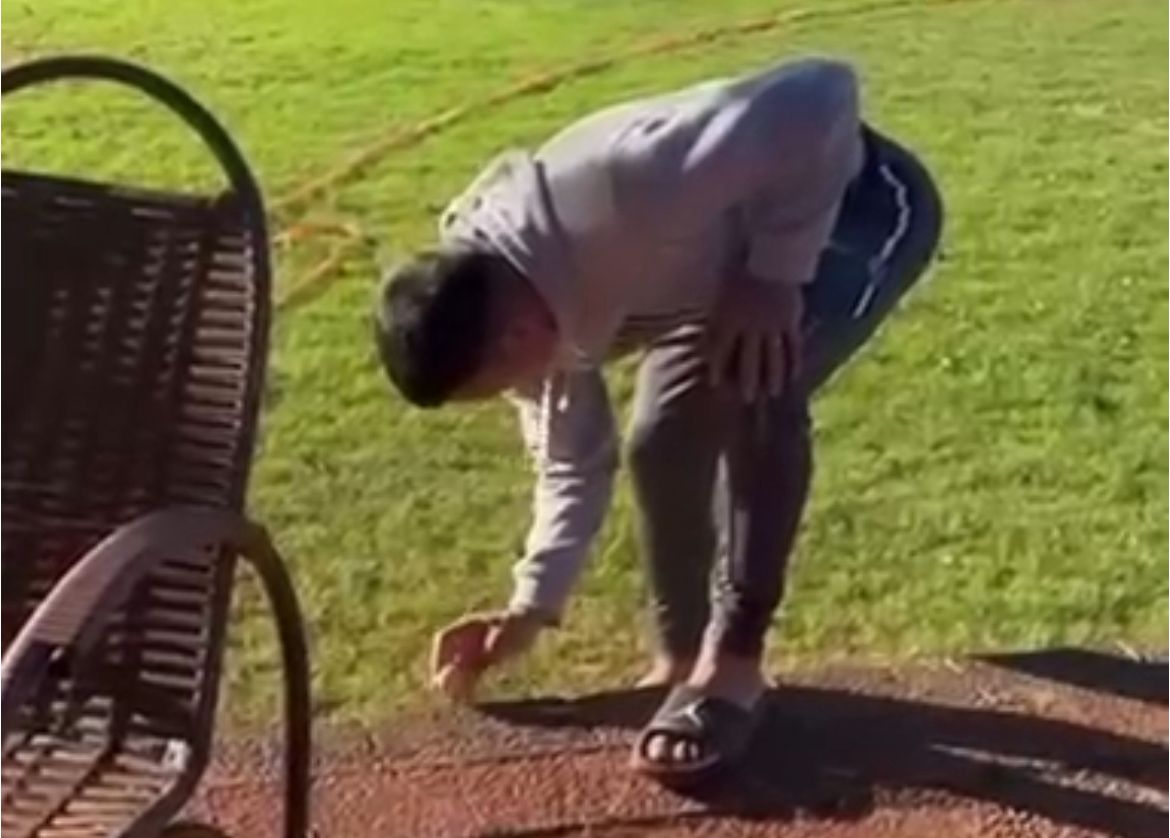 (VIDEO) ¡Pelotero de Guaraní mostró cómo pa se alimenta con huevo crudo!