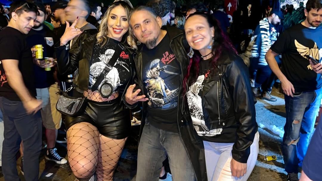 (VIDEO) ¡”La Populposa” Ainara Ávalos salió a hacer pogo rockero con sus papis!