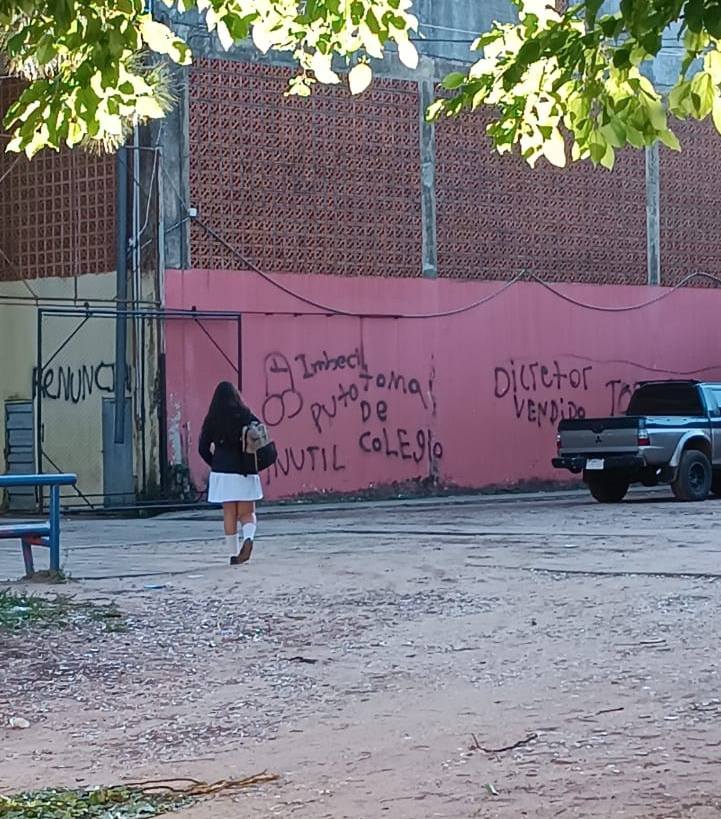 Pintarrajean colegio con amenazas al dire de un colegio
