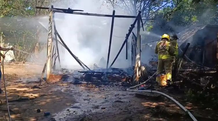 Incendio de una casa dejó a sus dueños con lo puesto