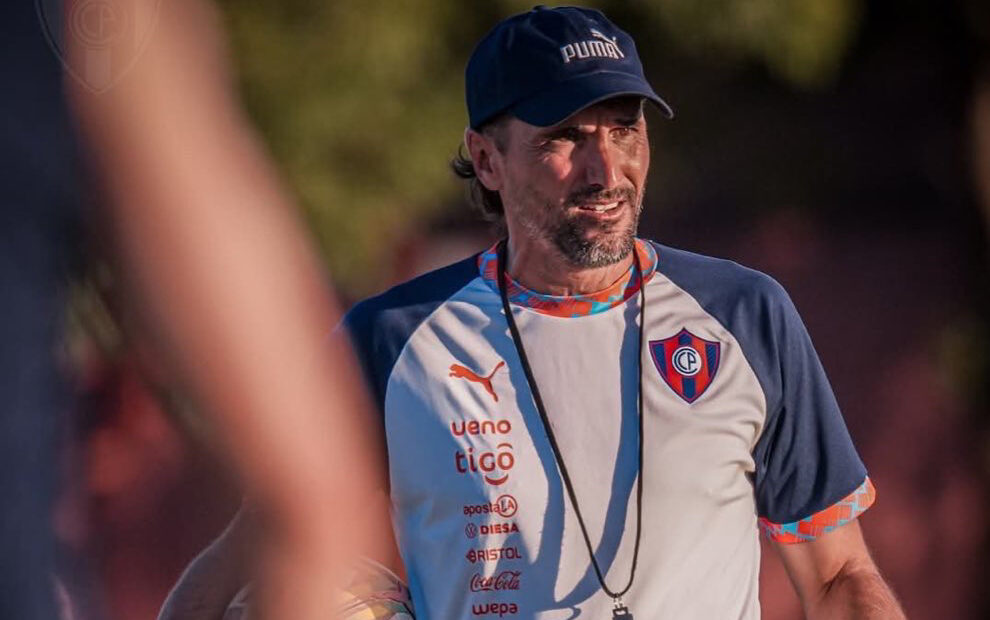 Ex DT de Cerro llegó con su repre y hablan de que estaría cerca de volver a dirigir en Paraguay