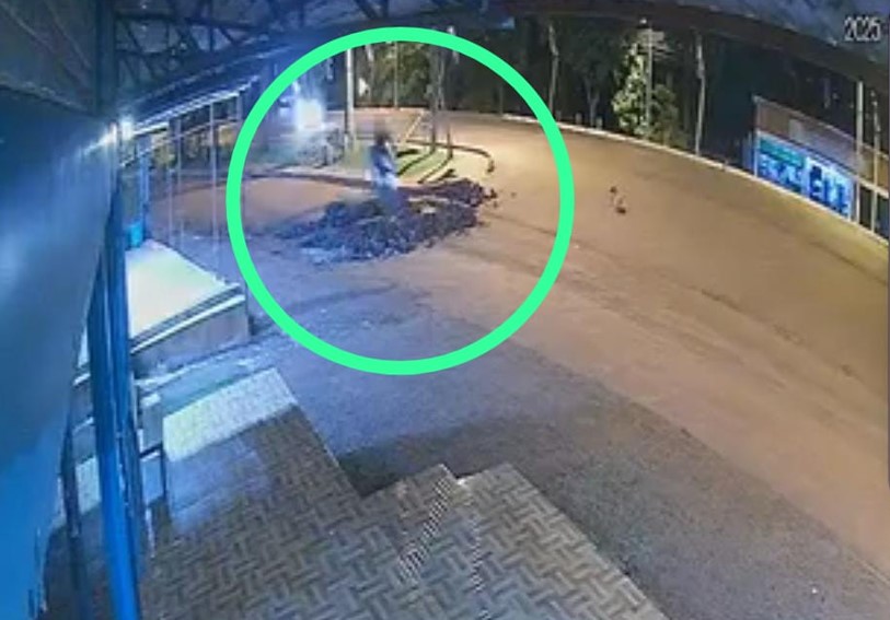 (VIDEO) Motoca atropelló montículo de arena y murió