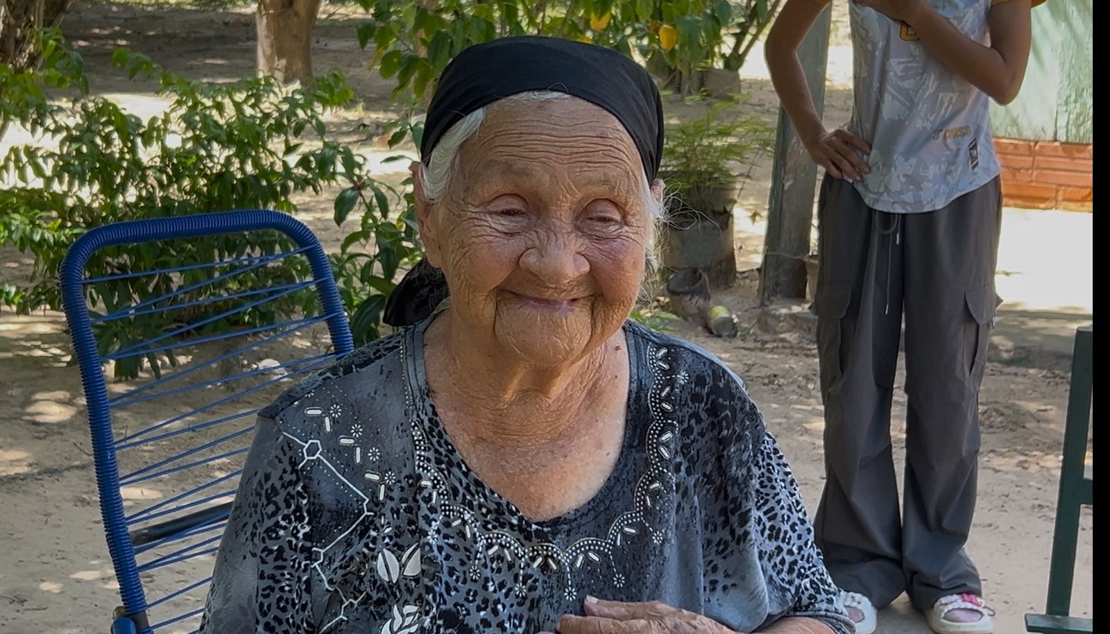 Abuelita que perdió sus vacas por abigeos volvió a sonreír gracias a un buen samaritanono