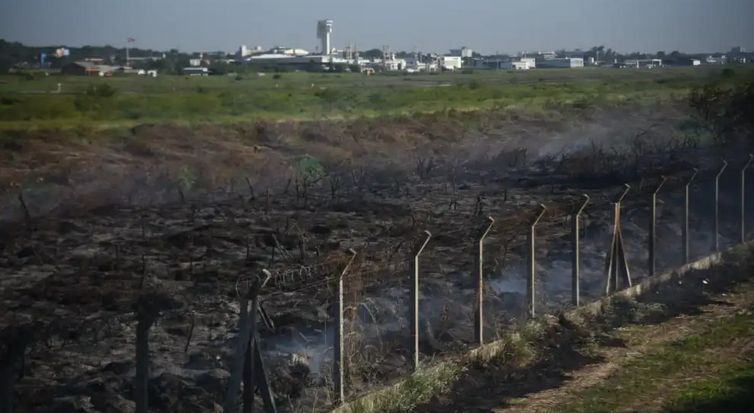 Incendio de grandes proporciones en zona del aeropuerto Silvio Pettirossi