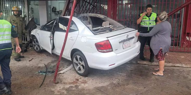 Policía se encuentra grave tras chocar el rodado que conducía