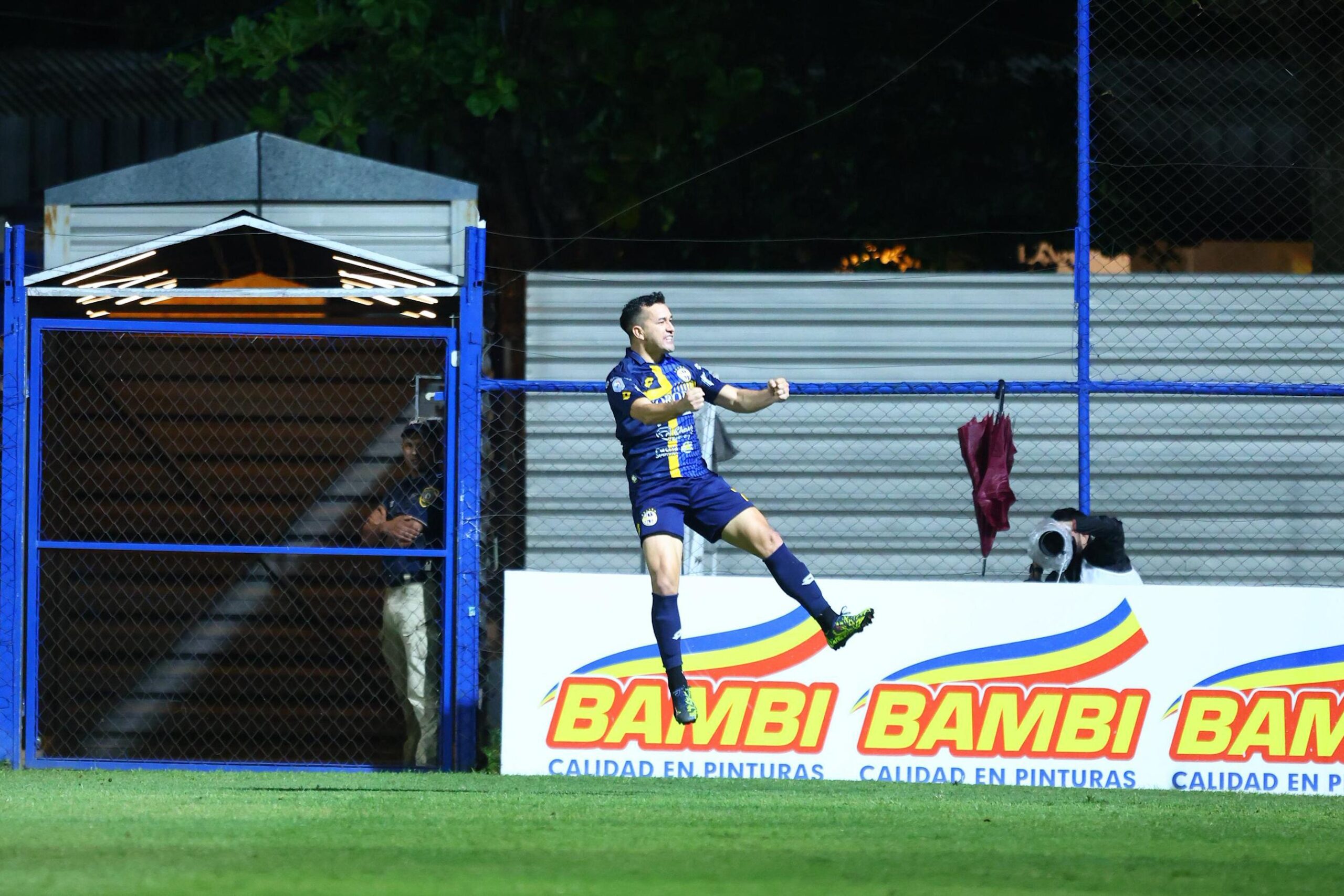 Triki le cortó las alas a un retobado Gallo Norteño