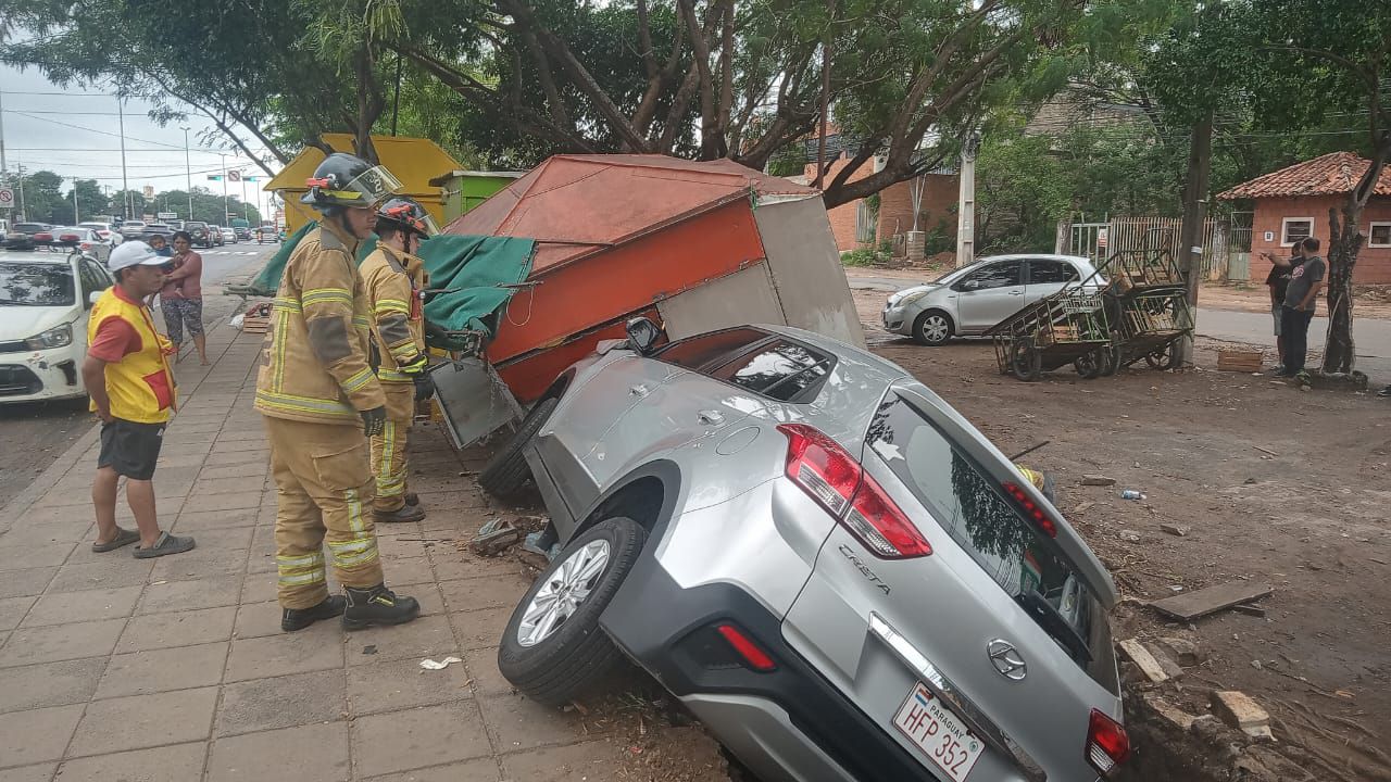 Conductora se llevó por delante una casilla en Loma Pyta
