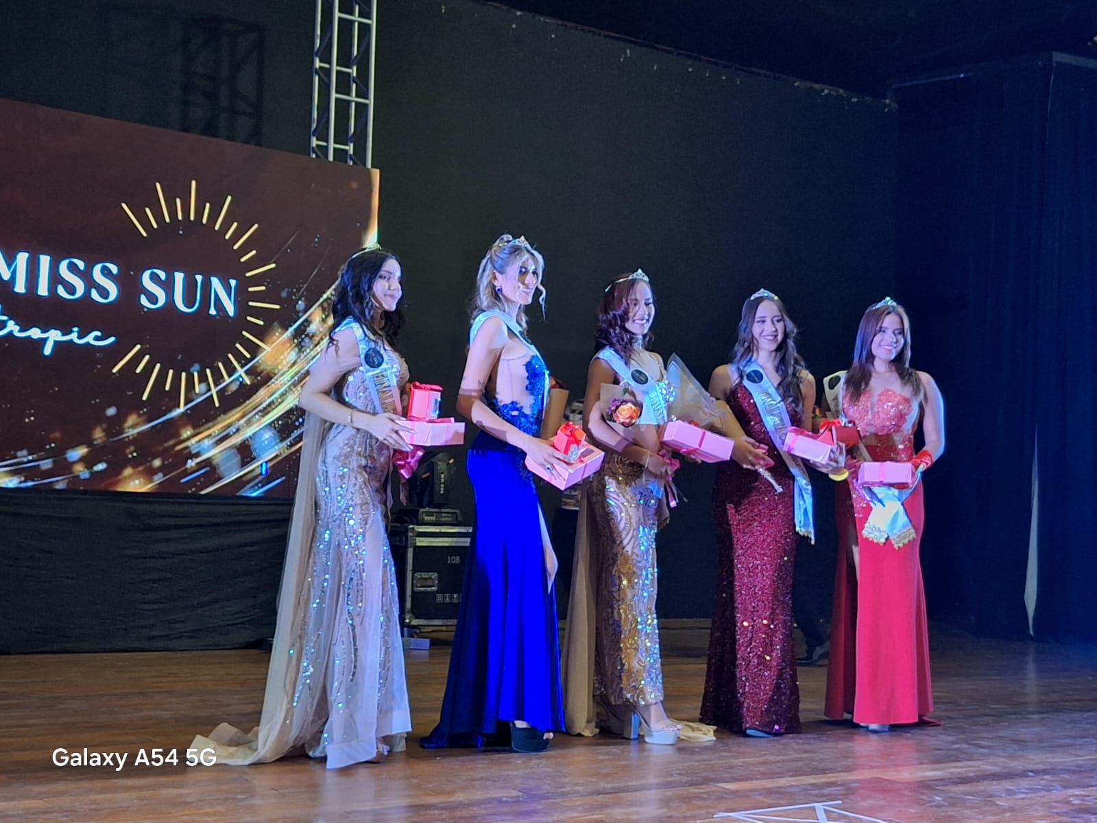 ¡Miss Sun Tropic ya tiene sus finalistas de Cordillera y en la noche de elección tuvo un animador de lujo, ¡Gastón de los Auténticos Decadentes!