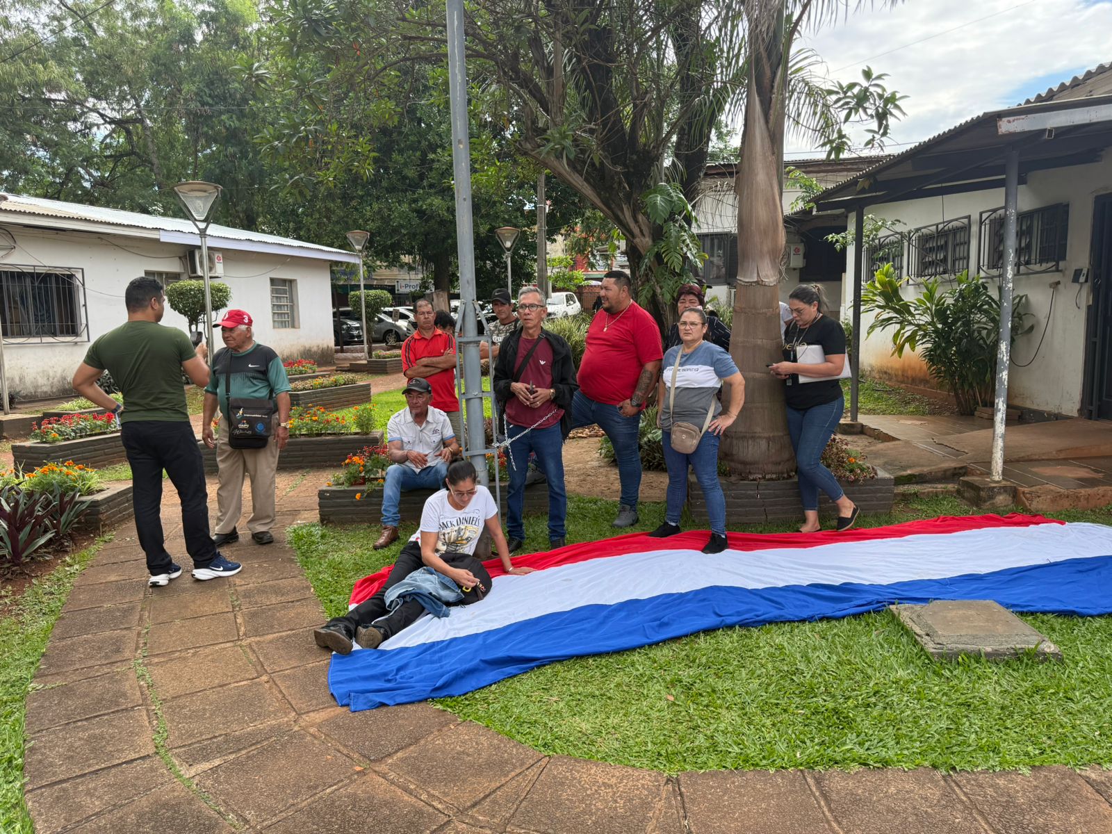 Exfuncionarios de la Muni de CDE se encadenaron exigiendo pago