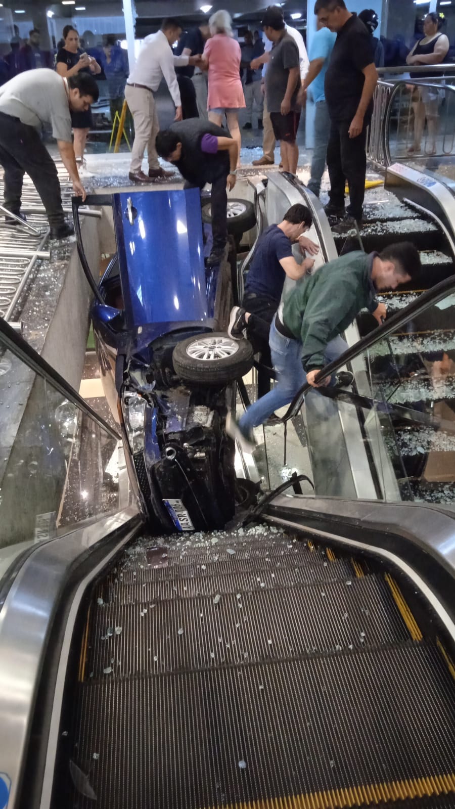 Abuelitas “volaron” hasta una escalera mecánica