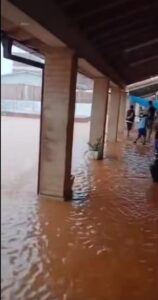 Escuela se convirtió en ñembo arroyo en minutos y suspendieron las clases