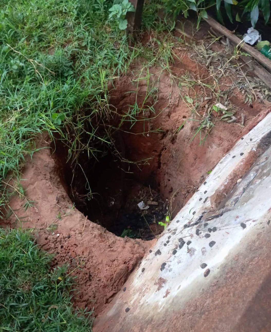 Apareció una mujer “ofreciéndose” para cuidar a la bebé abandonada en una letrina: ¡Es la madre!