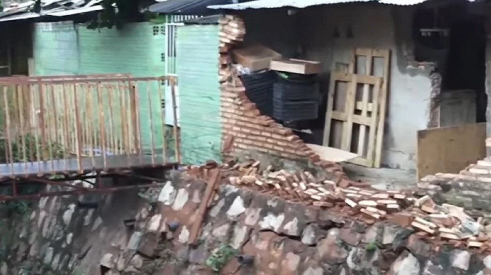 Una casa fue a parar al cause de un arroyo