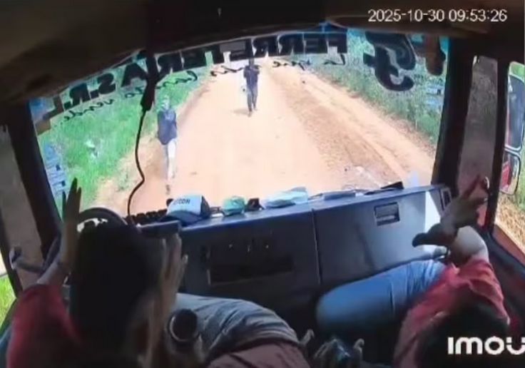 (VIDEO). Repartidores de una ferretería fueron emboscados a balazos por mondaha