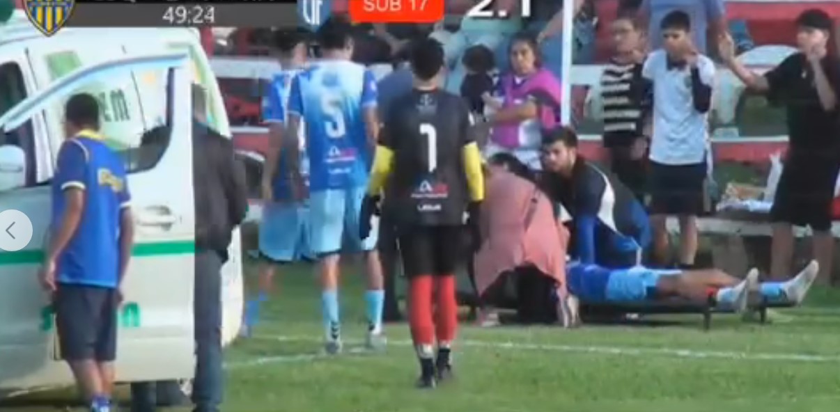 ¡Insólito! Ambulancia opyta con las puertas trabadas y  no pudo auxiliar a futbolista lesionado