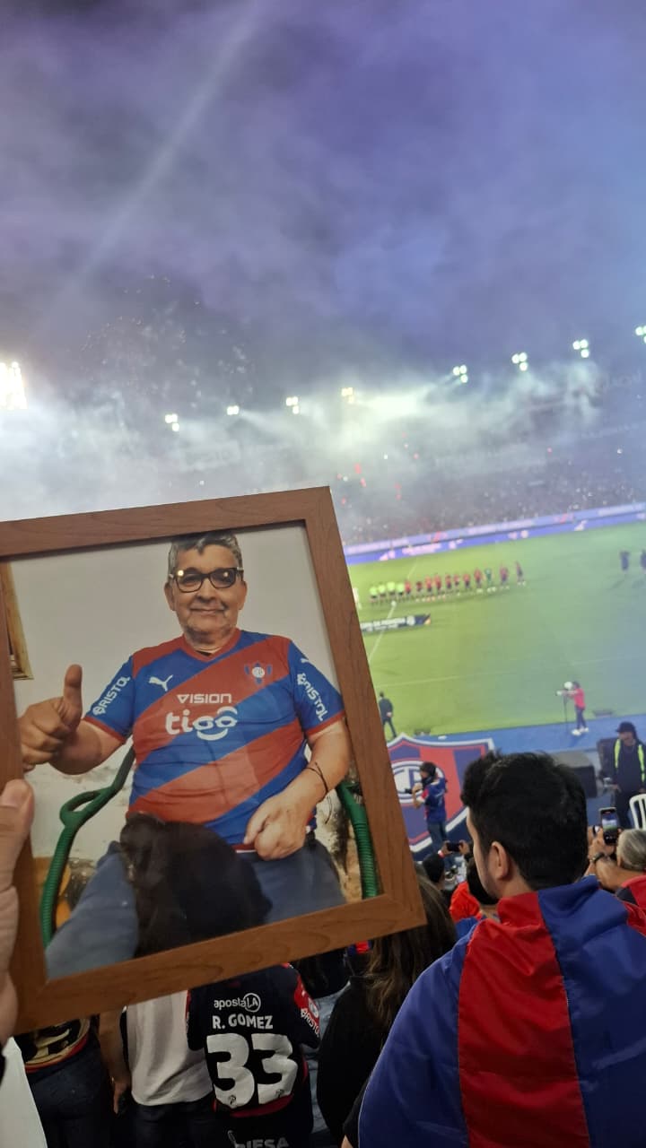 El hincha que tocó el corazón del rollo en el partido del Ciclón con Guaraní
