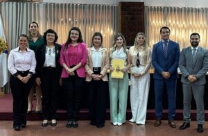 Joven itapuense recibe reconocimiento por ayudar a pacientes con cáncer