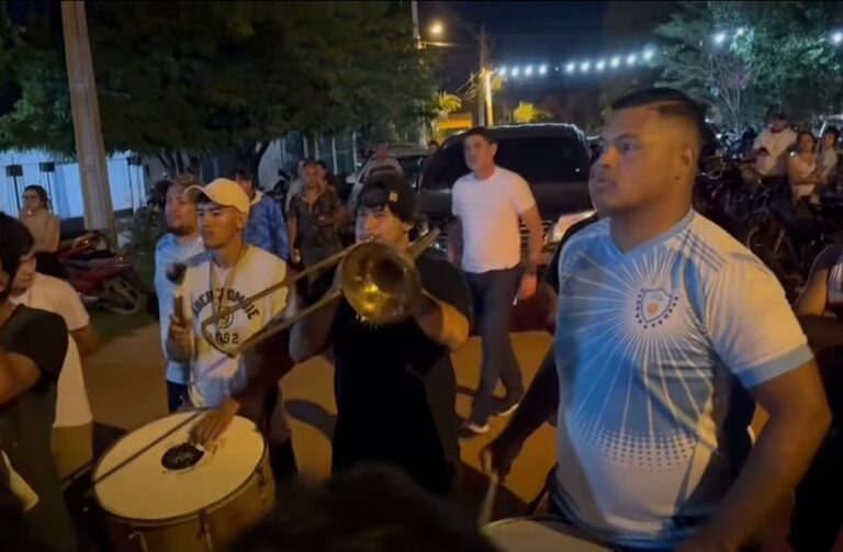 Con batucada y profundo dolor recibieron el féretro de “Manito”