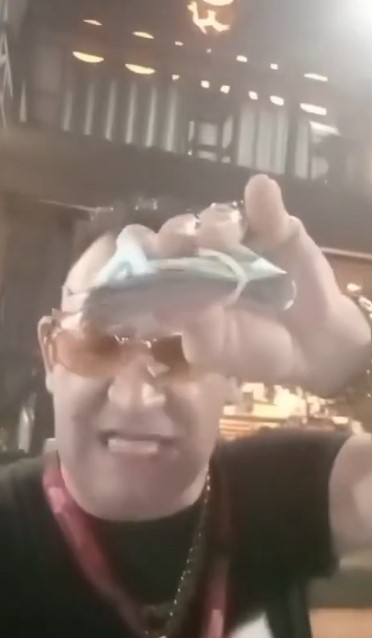 Pastor tiktokero desafía a católicos: “Quién se anima a la batalla”