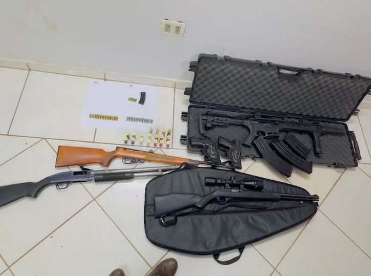 Tras allanamientos simultáneos incautan un montón de armas de fuego