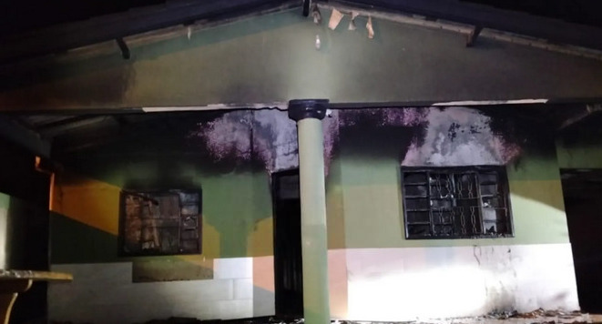 Okapu de aire acondicionado y ocasiona de feroz  incendio