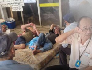 Jubilados ikuerái se agolparon frente a la intendencia exigiendo pago de sus haberes