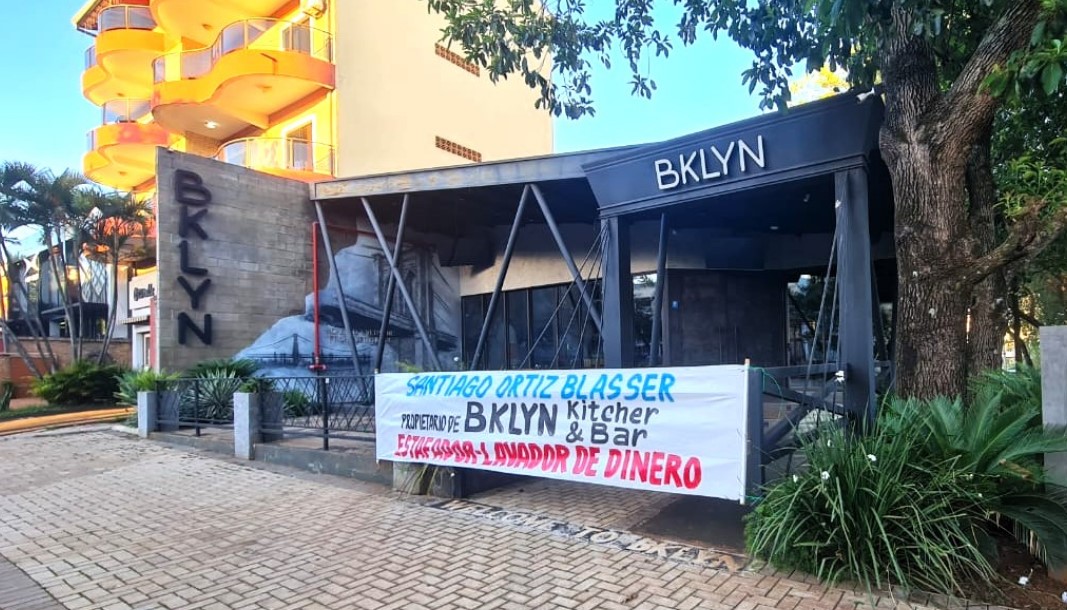 Escrachan a dueño de local nocturno: Los acusan de “estafador” y “lavador”