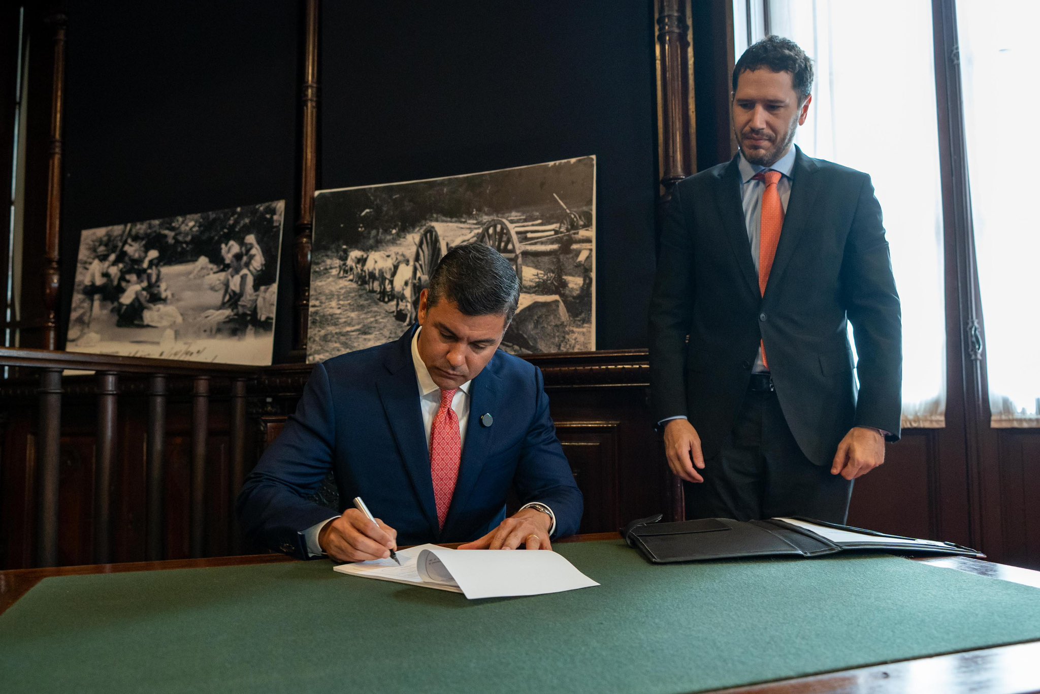 Santi Peña promulga ley que protege a funcionarios de descuentos compulsivos