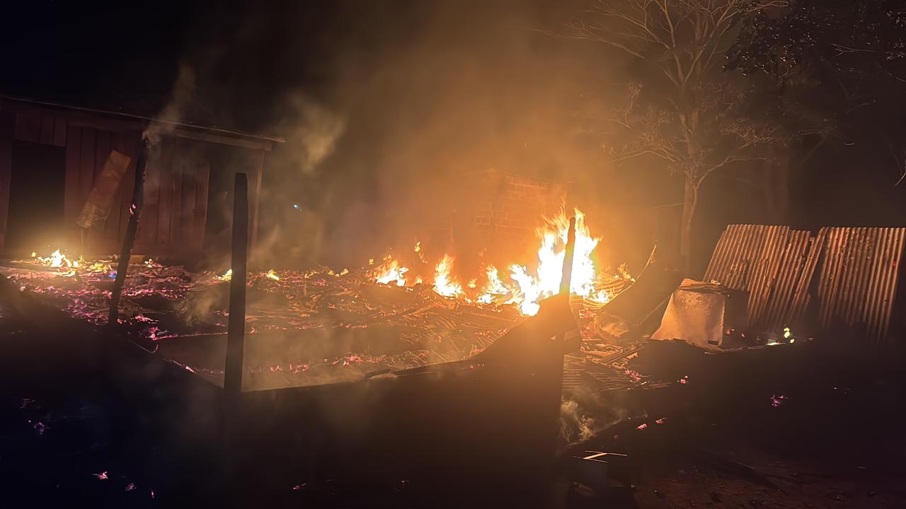 (Video)¡Guyryry en asentamiento: rajaron a los que no pagaron la cuota y quemaron casa!