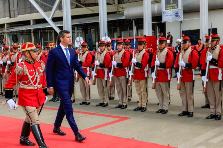 Santiago Peña acompañó a Rodrigo Paz como nuevo presi bolí