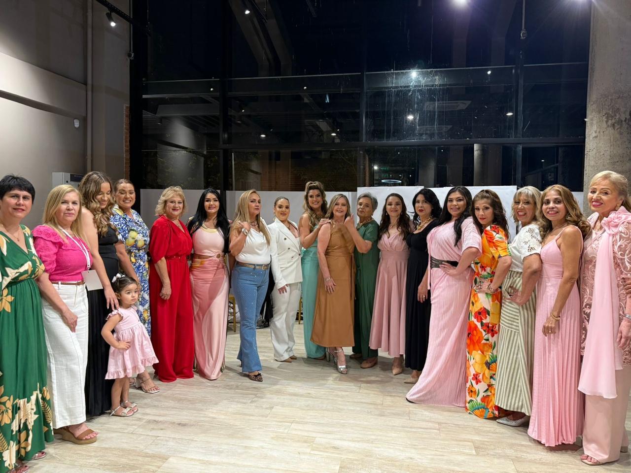 Emotivo homenaje a pacientes oncológicas y desfile solidario denominado “Atardecer Rosa”