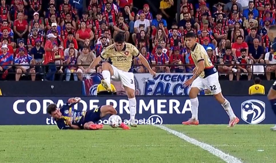 (VIDEO) Por esta jugada, Aliseda fue expulsado y dejó a Cerro con 10