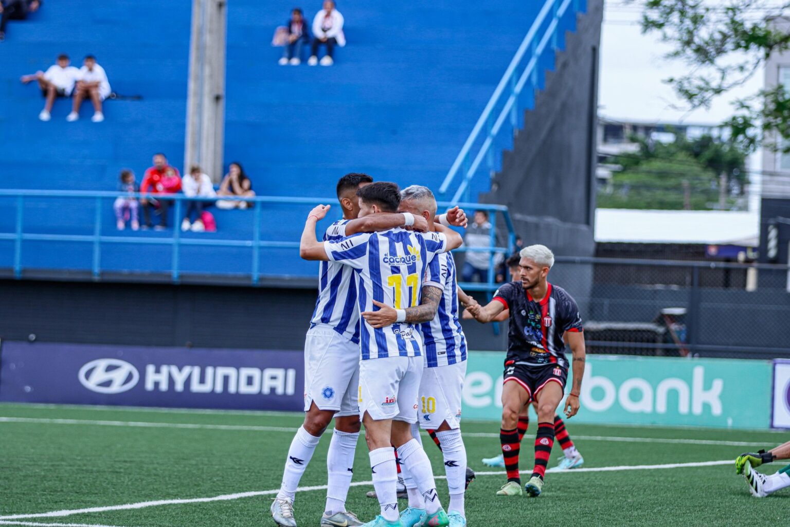 Popular / Benjamín Aceval mira de reojo el título de la Primera B