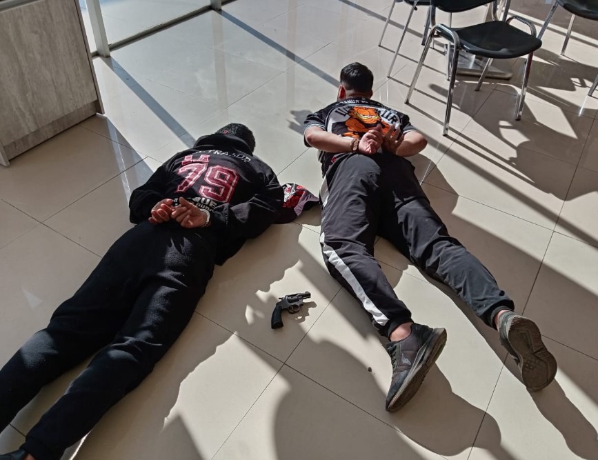 Detienen a dos barrabravas de olimpia armados